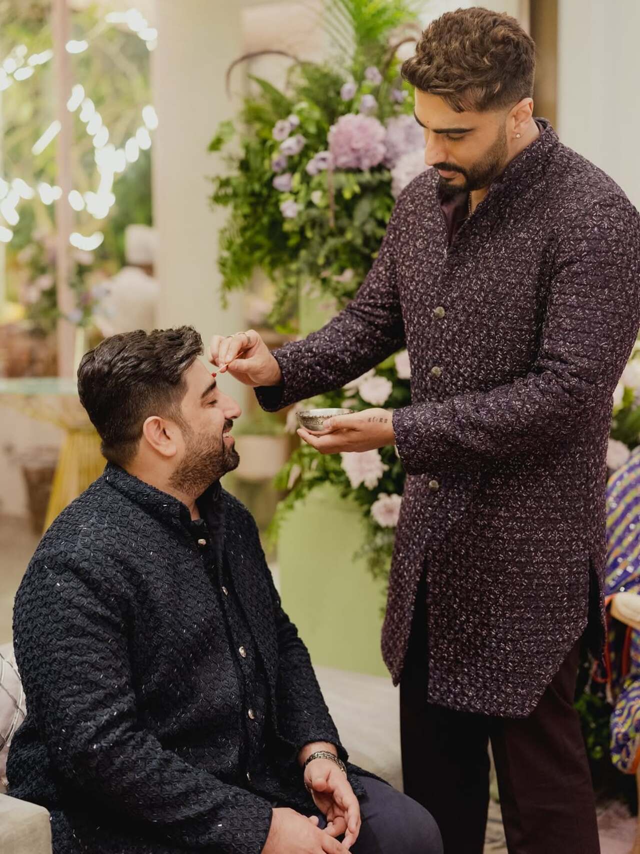 Arjun Kapoor was seen fulfilling the elder brother duties as he performed rituals at the engagement ceremony. He was seen applying vermillion on Rohan's forehead.